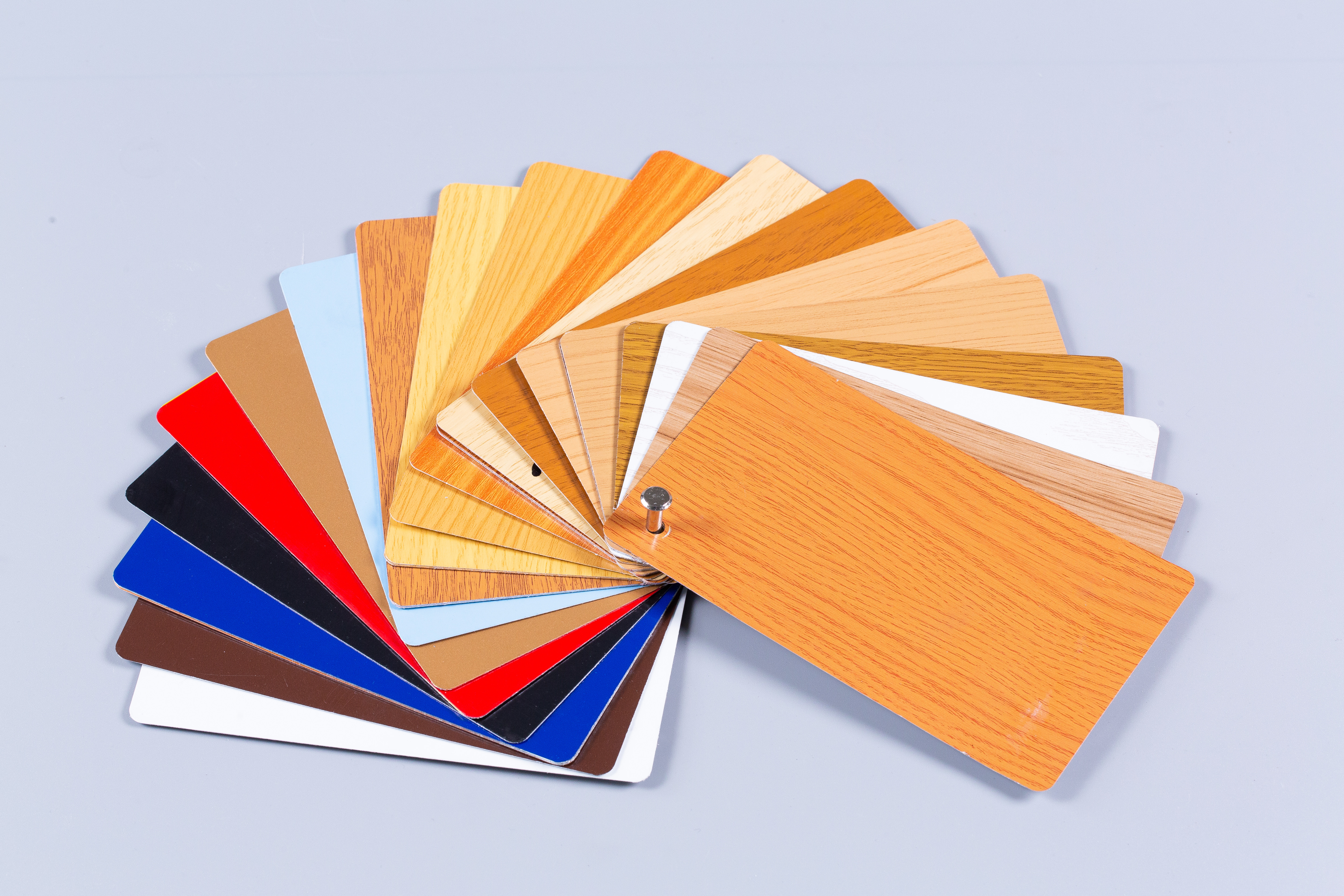 金屬覆膜板優(yōu)勢，覆膜板性能，覆膜板特點(diǎn)，鋼塑板